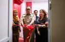 Foto: Wali Kota Administrasi Jakarta Pusat Arifin bersama Lurah Mangga Dua Selatan Ernawati meresmikan hasil program bedah rumah melalui pemotongan pita di Jalan Mangga Besar XIII, Kelurahan Mangga Dua Selatan, Jakarta Pusat, Selasa (20/10/2026). 