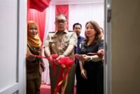 Foto: Wali Kota Administrasi Jakarta Pusat Arifin bersama Lurah Mangga Dua Selatan Ernawati meresmikan hasil program bedah rumah melalui pemotongan pita di Jalan Mangga Besar XIII, Kelurahan Mangga Dua Selatan, Jakarta Pusat, Selasa (20/10/2026). 