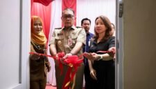 Foto: Wali Kota Administrasi Jakarta Pusat Arifin bersama Lurah Mangga Dua Selatan Ernawati meresmikan hasil program bedah rumah melalui pemotongan pita di Jalan Mangga Besar XIII, Kelurahan Mangga Dua Selatan, Jakarta Pusat, Selasa (20/10/2026). 
