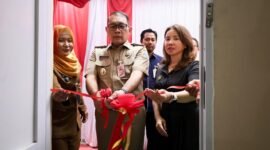 Foto: Wali Kota Administrasi Jakarta Pusat Arifin bersama Lurah Mangga Dua Selatan Ernawati meresmikan hasil program bedah rumah melalui pemotongan pita di Jalan Mangga Besar XIII, Kelurahan Mangga Dua Selatan, Jakarta Pusat, Selasa (20/10/2026). 