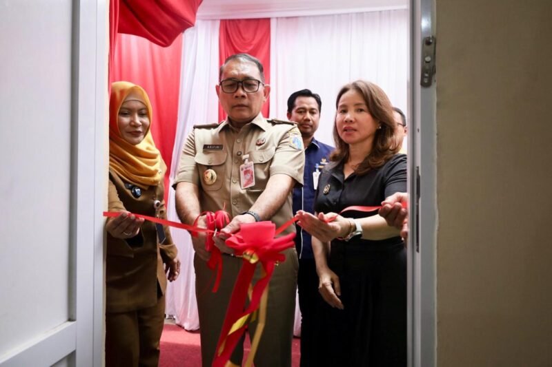 Foto: Wali Kota Administrasi Jakarta Pusat Arifin bersama Lurah Mangga Dua Selatan Ernawati meresmikan hasil program bedah rumah melalui pemotongan pita di Jalan Mangga Besar XIII, Kelurahan Mangga Dua Selatan, Jakarta Pusat, Selasa (20/10/2026). 