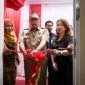 Foto: Wali Kota Administrasi Jakarta Pusat Arifin bersama Lurah Mangga Dua Selatan Ernawati meresmikan hasil program bedah rumah melalui pemotongan pita di Jalan Mangga Besar XIII, Kelurahan Mangga Dua Selatan, Jakarta Pusat, Selasa (20/10/2026). 