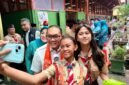 Foto: Wali Kota Administrasi Jakarta Pusat Arifin berfoto bersama para siswa saat mengunjungi SMP Negeri 1 Cikini, Jakarta Pusat, Rabu (21/10/2026). 