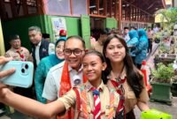Foto: Wali Kota Administrasi Jakarta Pusat Arifin berfoto bersama para siswa saat mengunjungi SMP Negeri 1 Cikini, Jakarta Pusat, Rabu (21/10/2026). 