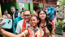 Foto: Wali Kota Administrasi Jakarta Pusat Arifin berfoto bersama para siswa saat mengunjungi SMP Negeri 1 Cikini, Jakarta Pusat, Rabu (21/10/2026). 