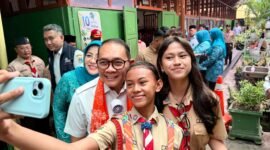 Foto: Wali Kota Administrasi Jakarta Pusat Arifin berfoto bersama para siswa saat mengunjungi SMP Negeri 1 Cikini, Jakarta Pusat, Rabu (21/10/2026). 
