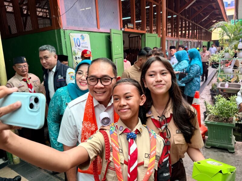 Foto: Wali Kota Administrasi Jakarta Pusat Arifin berfoto bersama para siswa saat mengunjungi SMP Negeri 1 Cikini, Jakarta Pusat, Rabu (21/10/2026). 