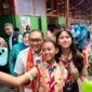 Foto: Wali Kota Administrasi Jakarta Pusat Arifin berfoto bersama para siswa saat mengunjungi SMP Negeri 1 Cikini, Jakarta Pusat, Rabu (21/10/2026). 