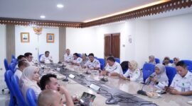 Foto: Wakil Wali Kota Administrasi Jakarta Timur, Kusmanto, memimpin sosialisasi aksi perubahan optimalisasi pelayanan hukum melalui inovasi Si Sakti Jaktim (Sarana Konsultasi dan Informasi Hukum Jakarta Timur) di Ruang Rapat Pangeran Jayakarta, Kantor Wali Kota Jakarta Timur, Rabu (21/10/2026). 
