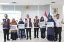 Foto: Wali Kota Jakarta Pusat Arifin menyerahkan Alat Peraga Edukatif (APE) kepada perwakilan pengelola PAUD di Aula Lantai 8, Blok D, Suku Dinas Pendidikan Wilayah II Jakarta Pusat, Rabu (21/10/2026). 