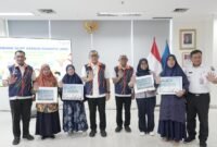 Foto: Wali Kota Jakarta Pusat Arifin menyerahkan Alat Peraga Edukatif (APE) kepada perwakilan pengelola PAUD di Aula Lantai 8, Blok D, Suku Dinas Pendidikan Wilayah II Jakarta Pusat, Rabu (21/10/2026). 