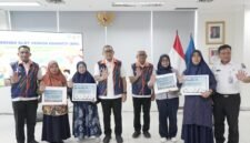 Foto: Wali Kota Jakarta Pusat Arifin menyerahkan Alat Peraga Edukatif (APE) kepada perwakilan pengelola PAUD di Aula Lantai 8, Blok D, Suku Dinas Pendidikan Wilayah II Jakarta Pusat, Rabu (21/10/2026). 