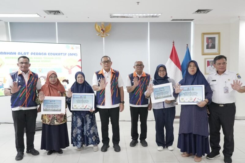 Foto: Wali Kota Jakarta Pusat Arifin menyerahkan Alat Peraga Edukatif (APE) kepada perwakilan pengelola PAUD di Aula Lantai 8, Blok D, Suku Dinas Pendidikan Wilayah II Jakarta Pusat, Rabu (21/10/2026). 