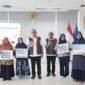 Foto: Wali Kota Jakarta Pusat Arifin menyerahkan Alat Peraga Edukatif (APE) kepada perwakilan pengelola PAUD di Aula Lantai 8, Blok D, Suku Dinas Pendidikan Wilayah II Jakarta Pusat, Rabu (21/10/2026). 