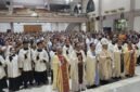 Foto: Ignatius Kardinal Suharyo bersama para imam dan pelayan liturgi berfoto bersama umat Katolik dari lingkungan TNI-Polri seusai perayaan misa di Gereja St. Martinus Lanud Dhomber, Balikpapan, Kalimantan Timur, Rabu (21/10/2026). 