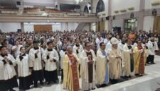 Foto: Ignatius Kardinal Suharyo bersama para imam dan pelayan liturgi berfoto bersama umat Katolik dari lingkungan TNI-Polri seusai perayaan misa di Gereja St. Martinus Lanud Dhomber, Balikpapan, Kalimantan Timur, Rabu (21/10/2026). 