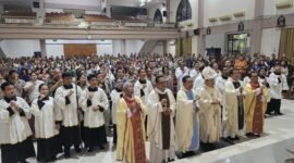 Foto: Ignatius Kardinal Suharyo bersama para imam dan pelayan liturgi berfoto bersama umat Katolik dari lingkungan TNI-Polri seusai perayaan misa di Gereja St. Martinus Lanud Dhomber, Balikpapan, Kalimantan Timur, Rabu (21/10/2026). 