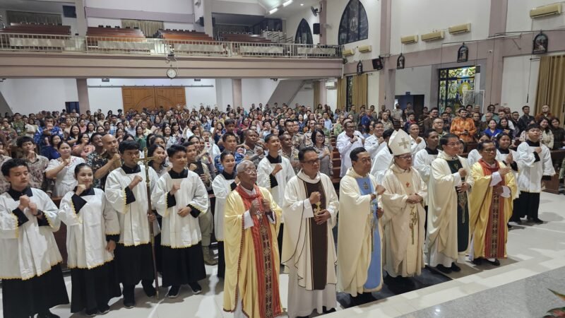 Foto: Ignatius Kardinal Suharyo bersama para imam dan pelayan liturgi berfoto bersama umat Katolik dari lingkungan TNI-Polri seusai perayaan misa di Gereja St. Martinus Lanud Dhomber, Balikpapan, Kalimantan Timur, Rabu (21/10/2026). 