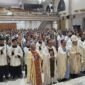 Foto: Ignatius Kardinal Suharyo bersama para imam dan pelayan liturgi berfoto bersama umat Katolik dari lingkungan TNI-Polri seusai perayaan misa di Gereja St. Martinus Lanud Dhomber, Balikpapan, Kalimantan Timur, Rabu (21/10/2026). 