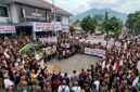Foto: Ratusan masyarakat adat memadati halaman Gedung DPRD Kabupaten Sumedang, Jawa Barat, saat mengikuti Rapat Dengar Pendapat (RDP), Rabu (21/10/2026). 