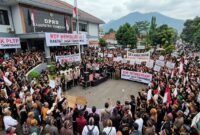 Foto: Ratusan masyarakat adat memadati halaman Gedung DPRD Kabupaten Sumedang, Jawa Barat, saat mengikuti Rapat Dengar Pendapat (RDP), Rabu (21/10/2026). 