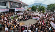 Foto: Ratusan masyarakat adat memadati halaman Gedung DPRD Kabupaten Sumedang, Jawa Barat, saat mengikuti Rapat Dengar Pendapat (RDP), Rabu (21/10/2026).