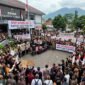 Foto: Ratusan masyarakat adat memadati halaman Gedung DPRD Kabupaten Sumedang, Jawa Barat, saat mengikuti Rapat Dengar Pendapat (RDP), Rabu (21/10/2026). 