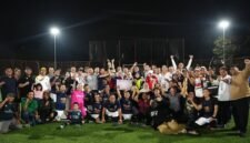 Foto: Wali Kota Jakbar Iin Mutmainah bersama anggota FKDM Jakarta Barat usai Turnamen Minisoccer FKDM Jakarta Barat di Maroedja Sport Park, Meruya Utara, Rabu (21/10/2026)