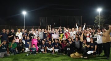 Foto: Wali Kota Jakbar Iin Mutmainah bersama anggota FKDM Jakarta Barat usai Turnamen Minisoccer FKDM Jakarta Barat di Maroedja Sport Park, Meruya Utara, Rabu (21/10/2026)