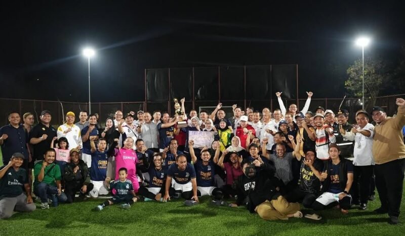 Foto: Wali Kota Jakbar Iin Mutmainah bersama anggota FKDM Jakarta Barat usai Turnamen Minisoccer FKDM Jakarta Barat di Maroedja Sport Park, Meruya Utara, Rabu (21/10/2026)