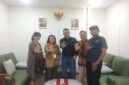 Foto: Ketua Pokja PWI Wali Kota Jakarta Timur, Rudolf Simbolon, bersama jajaran berfoto bersama Kepala Suban Aset Jakarta Timur, Fitri Ekawati Sutari, usai audiensi di Kantor Suban Aset Jakarta Timur, Kamis (22/10/2026). 