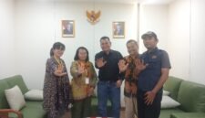 Foto: Ketua Pokja PWI Wali Kota Jakarta Timur, Rudolf Simbolon, bersama jajaran berfoto bersama Kepala Suban Aset Jakarta Timur, Fitri Ekawati Sutari, usai audiensi di Kantor Suban Aset Jakarta Timur, Kamis (22/10/2026).