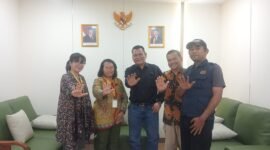 Foto: Ketua Pokja PWI Wali Kota Jakarta Timur, Rudolf Simbolon, bersama jajaran berfoto bersama Kepala Suban Aset Jakarta Timur, Fitri Ekawati Sutari, usai audiensi di Kantor Suban Aset Jakarta Timur, Kamis (22/10/2026). 