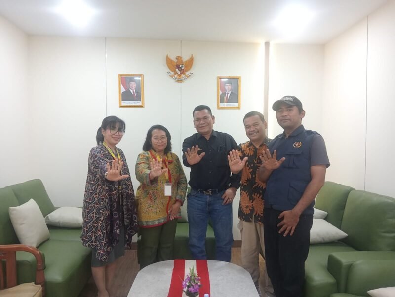 Foto: Ketua Pokja PWI Wali Kota Jakarta Timur, Rudolf Simbolon, bersama jajaran berfoto bersama Kepala Suban Aset Jakarta Timur, Fitri Ekawati Sutari, usai audiensi di Kantor Suban Aset Jakarta Timur, Kamis (22/10/2026). 