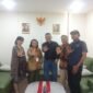 Foto: Ketua Pokja PWI Wali Kota Jakarta Timur, Rudolf Simbolon, bersama jajaran berfoto bersama Kepala Suban Aset Jakarta Timur, Fitri Ekawati Sutari, usai audiensi di Kantor Suban Aset Jakarta Timur, Kamis (22/10/2026). 