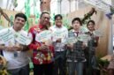 Foto:Wali Kota Administrasi Jakarta Timur, Munjirin, berfoto bersama para siswa yang menampilkan kampanye peduli lingkungan dalam kegiatan Gebyar Sumpah Pemuda di Aula Bambu Apus, Kantor Wali Kota Jakarta Timur, Kamis (22/10/2026). 