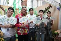 Foto:Wali Kota Administrasi Jakarta Timur, Munjirin, berfoto bersama para siswa yang menampilkan kampanye peduli lingkungan dalam kegiatan Gebyar Sumpah Pemuda di Aula Bambu Apus, Kantor Wali Kota Jakarta Timur, Kamis (22/10/2026). 
