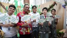 Foto:Wali Kota Administrasi Jakarta Timur, Munjirin, berfoto bersama para siswa yang menampilkan kampanye peduli lingkungan dalam kegiatan Gebyar Sumpah Pemuda di Aula Bambu Apus, Kantor Wali Kota Jakarta Timur, Kamis (22/10/2026).