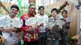 Foto:Wali Kota Administrasi Jakarta Timur, Munjirin, berfoto bersama para siswa yang menampilkan kampanye peduli lingkungan dalam kegiatan Gebyar Sumpah Pemuda di Aula Bambu Apus, Kantor Wali Kota Jakarta Timur, Kamis (22/10/2026). 