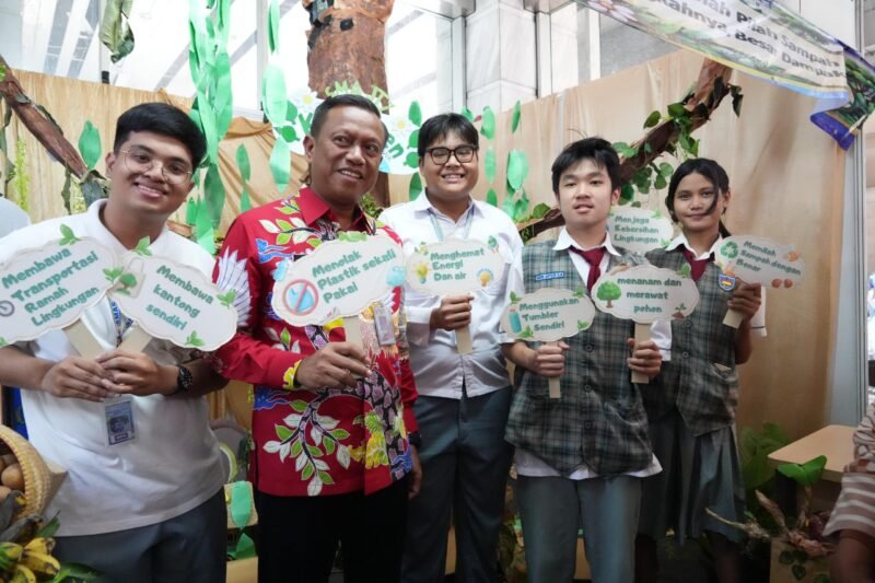 Foto:Wali Kota Administrasi Jakarta Timur, Munjirin, berfoto bersama para siswa yang menampilkan kampanye peduli lingkungan dalam kegiatan Gebyar Sumpah Pemuda di Aula Bambu Apus, Kantor Wali Kota Jakarta Timur, Kamis (22/10/2026). 