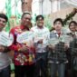 Foto:Wali Kota Administrasi Jakarta Timur, Munjirin, berfoto bersama para siswa yang menampilkan kampanye peduli lingkungan dalam kegiatan Gebyar Sumpah Pemuda di Aula Bambu Apus, Kantor Wali Kota Jakarta Timur, Kamis (22/10/2026). 