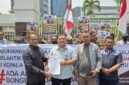 Foto: DPP GARANSI dan AMPPUH menggelar aksi unjuk rasa di depan kantor Badan Kepegawaian Negara (BKN), Jakarta, Kamis (22/10/2026).