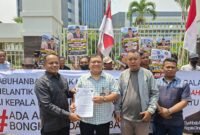 Foto: DPP GARANSI dan AMPPUH menggelar aksi unjuk rasa di depan kantor Badan Kepegawaian Negara (BKN), Jakarta, Kamis (22/10/2026).