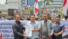 Foto: DPP GARANSI dan AMPPUH menggelar aksi unjuk rasa di depan kantor Badan Kepegawaian Negara (BKN), Jakarta, Kamis (22/10/2026).