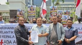 Foto: DPP GARANSI dan AMPPUH menggelar aksi unjuk rasa di depan kantor Badan Kepegawaian Negara (BKN), Jakarta, Kamis (22/10/2026).