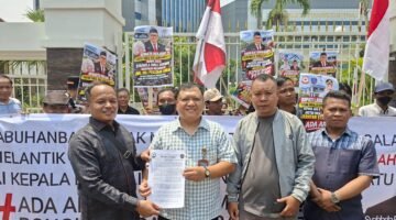 Foto: DPP GARANSI dan AMPPUH menggelar aksi unjuk rasa di depan kantor Badan Kepegawaian Negara (BKN), Jakarta, Kamis (22/10/2026).