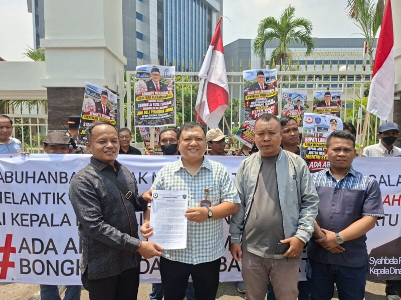 Foto: DPP GARANSI dan AMPPUH menggelar aksi unjuk rasa di depan kantor Badan Kepegawaian Negara (BKN), Jakarta, Kamis (22/10/2026).