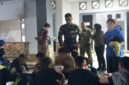 Foto: Personel TNI AL bersama tim gabungan mengamankan sejumlah warga negara asing (WNA) asal Vietnam yang diduga hendak berangkat ke Malaysia melalui jalur tidak resmi di kawasan Pulau Lumba, Kelurahan Kasu, Kecamatan Belakang Padang, Batam, Kepulauan Riau, Selasa (20/10/2026). 