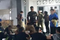 Foto: Personel TNI AL bersama tim gabungan mengamankan sejumlah warga negara asing (WNA) asal Vietnam yang diduga hendak berangkat ke Malaysia melalui jalur tidak resmi di kawasan Pulau Lumba, Kelurahan Kasu, Kecamatan Belakang Padang, Batam, Kepulauan Riau, Selasa (20/10/2026). 