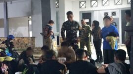 Foto: Personel TNI AL bersama tim gabungan mengamankan sejumlah warga negara asing (WNA) asal Vietnam yang diduga hendak berangkat ke Malaysia melalui jalur tidak resmi di kawasan Pulau Lumba, Kelurahan Kasu, Kecamatan Belakang Padang, Batam, Kepulauan Riau, Selasa (20/10/2026). 